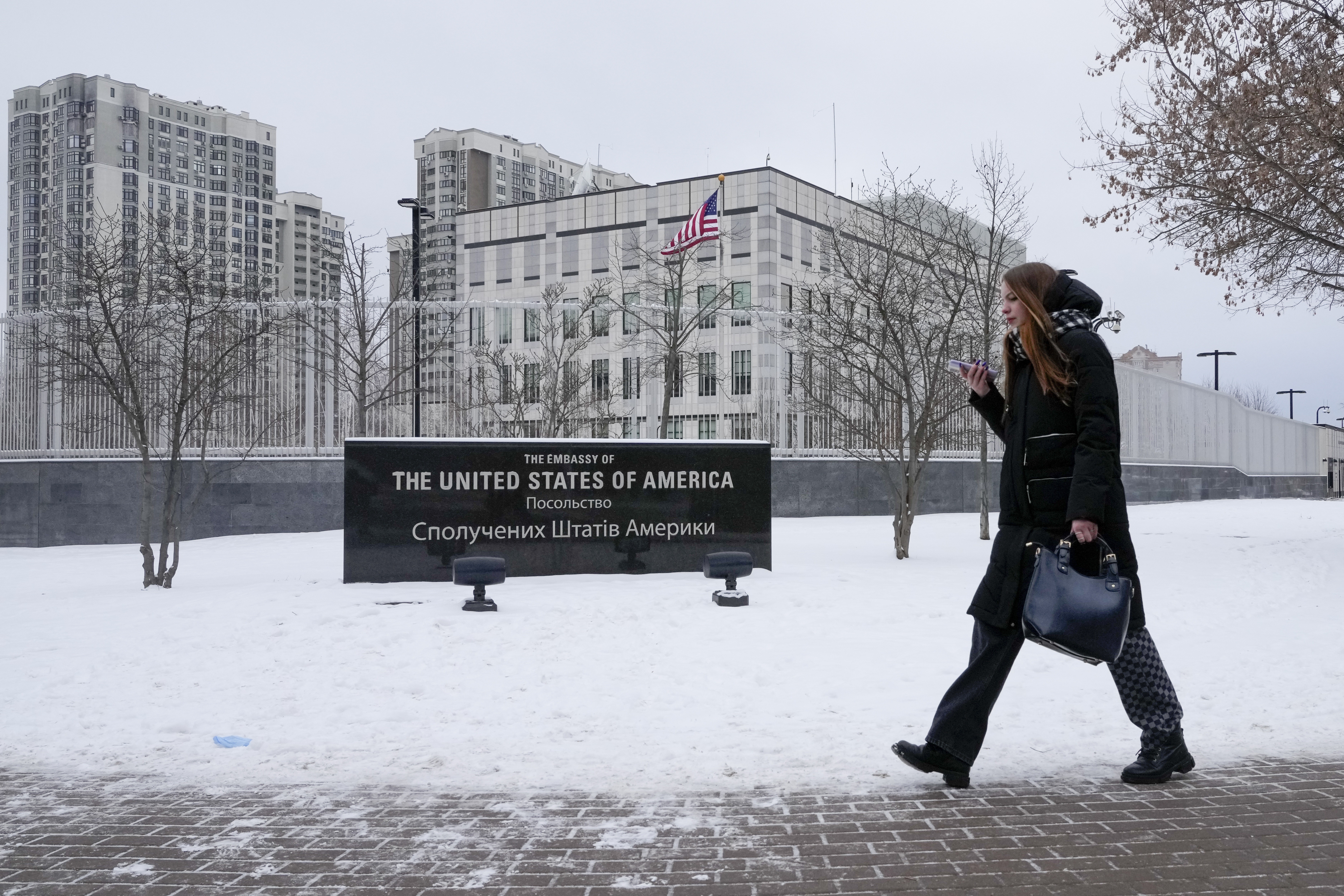 EUA, Reino Unido e Austrália retiram famílias de funcionários de suas embaixadas da Ucrânia
