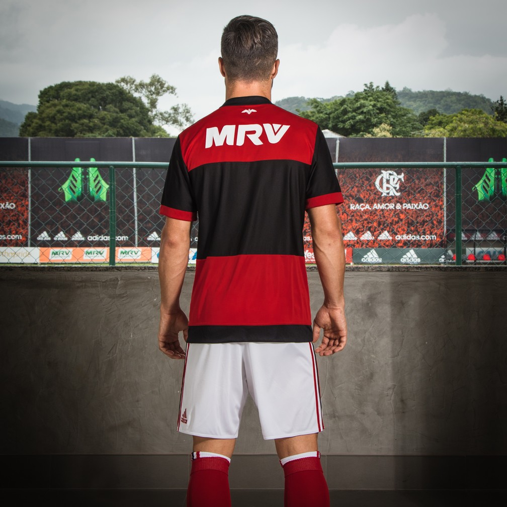 Diego também exibiu a parte traseira da nova camisa do Flamengo (Foto: Divulgação)