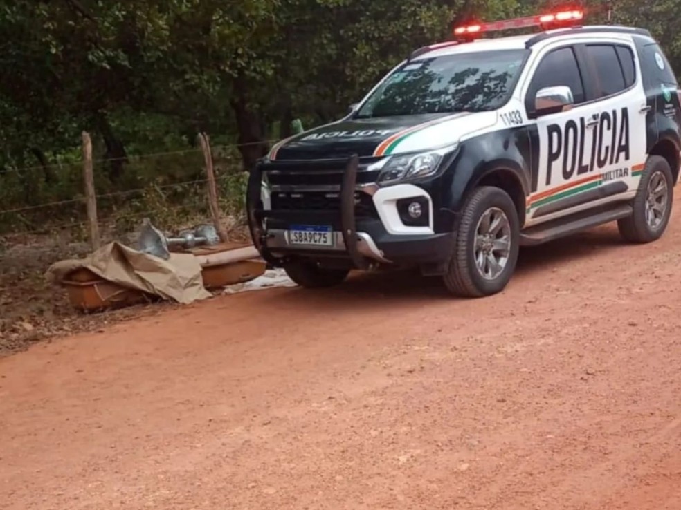 Caixão com o corpo de um homem foi abandonado na zona rural da cidade de Cruz, após assalto a veículo de funerária em Jijoca de Jericoacoara. — Foto: Arquivo pessoal