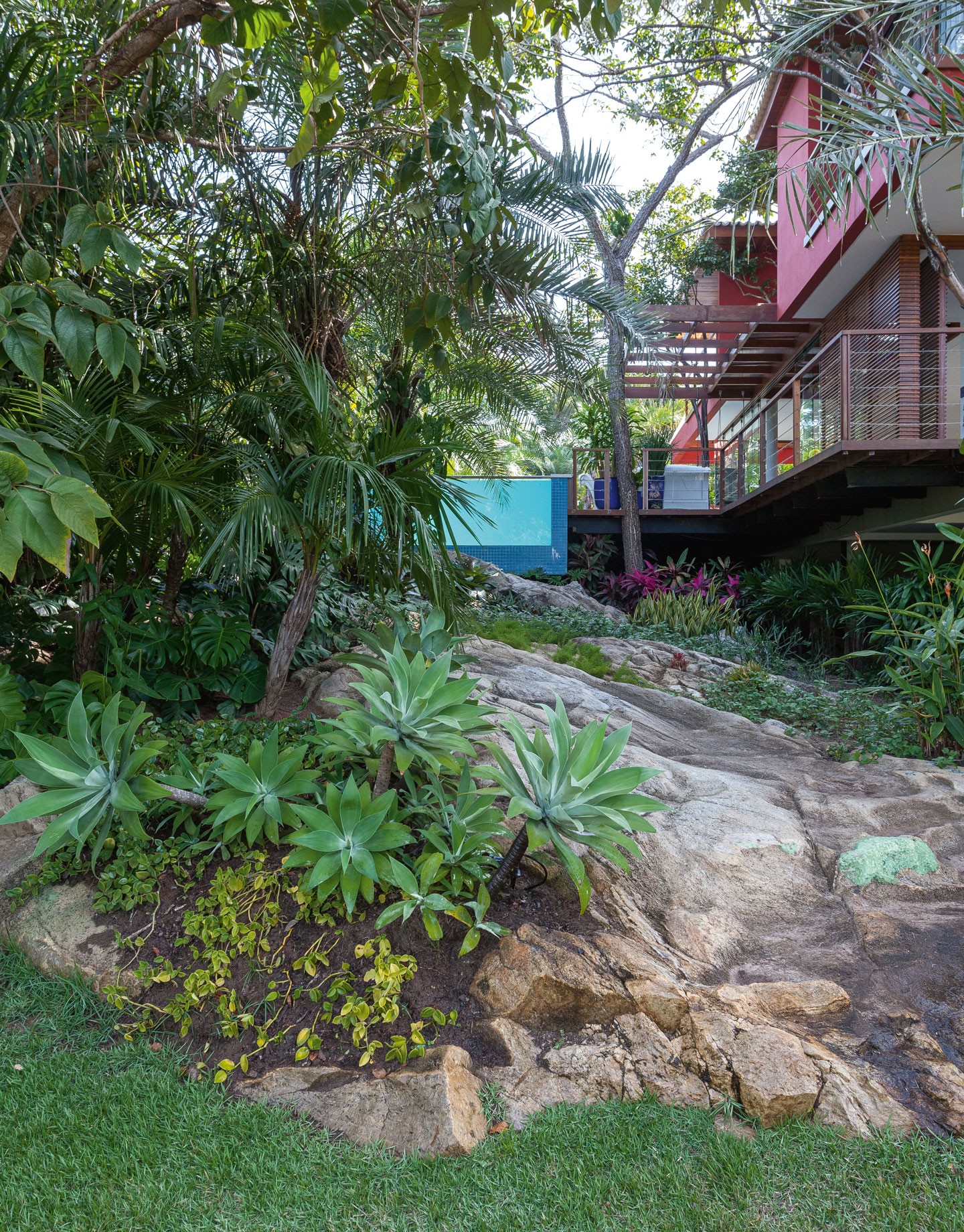 Casa de férias na Bahia é abraçada pela natureza do entorno (Foto: Tuca Reinés/divulgação)