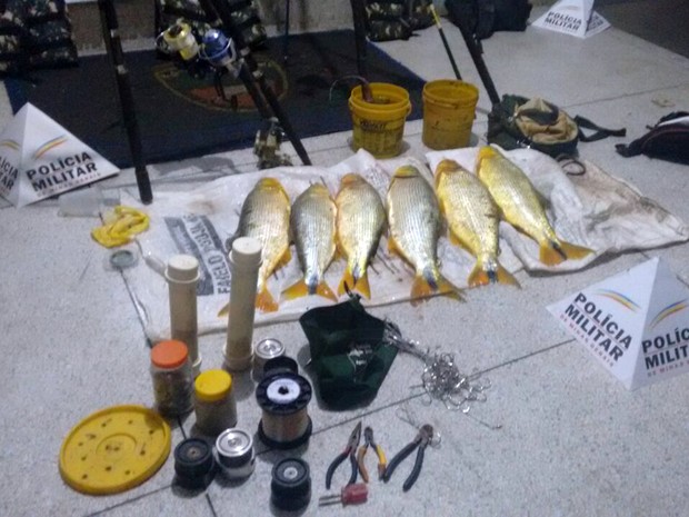 Pescadores são detidos por pesca ilegal em Ribeirão Vermelho; 64 peixes tiveram que ser descartados (Foto: Polícia Militar de Meio Ambiente)