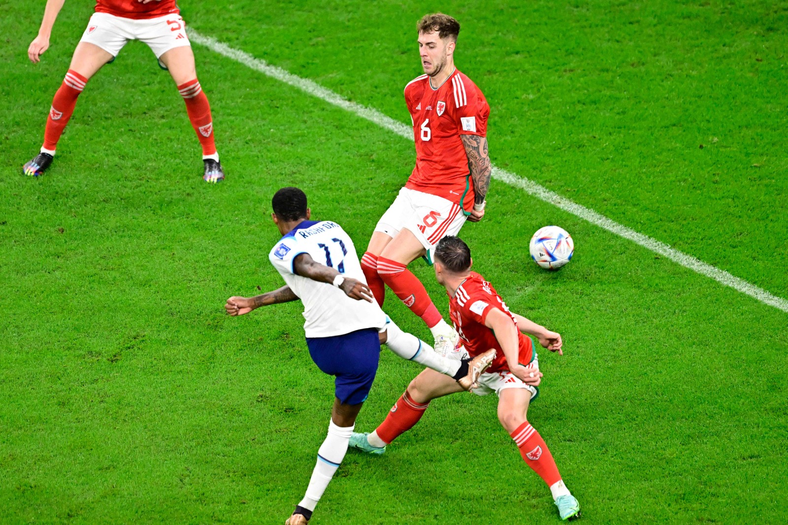 Marcus Rashford, da Inglaterra, marca o terceiro gol de sua equipe  — Foto:  JAVIER SORIANO / AFP