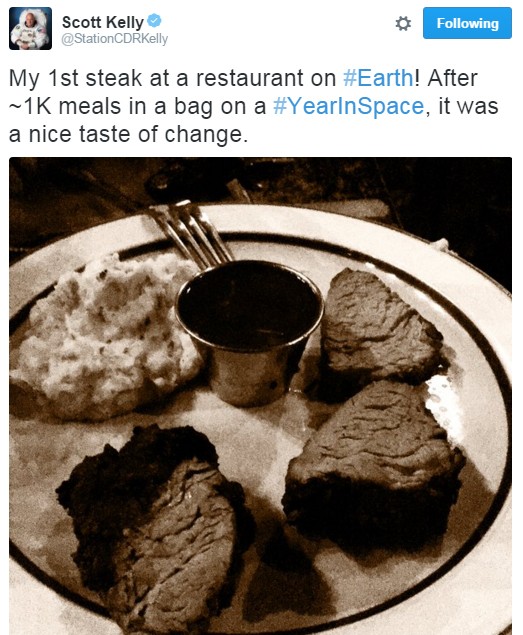 A primeira refeição em um restaurante (Foto: Reprodução/Twitter)