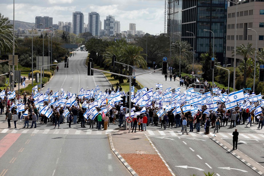 Manifestantes bloqueiam estradas em protesto em Tel Aviv, capital de Israel, contra reforma do Judiciário