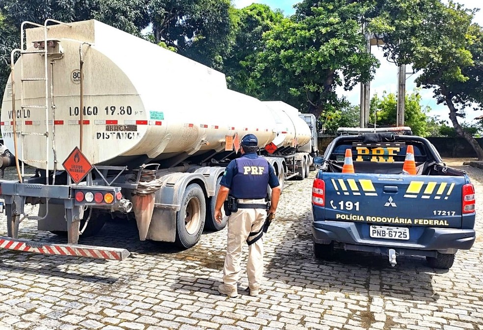 PRF apreende carga de combustível avaliada em R$ 220; veículo saiu da rota para sonegar imposto, conforme a Polícia Rodoviária Federal — Foto: PRF/Divulgação