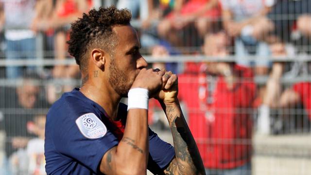 Neymar ironizou cartazes nos quais era chamado de chorão