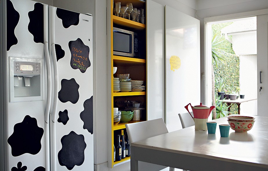 Por pura diversão, a arquiteta Fabiana Frattini cobriu a geladeira branca com adesivos de estampa de pele de vaca