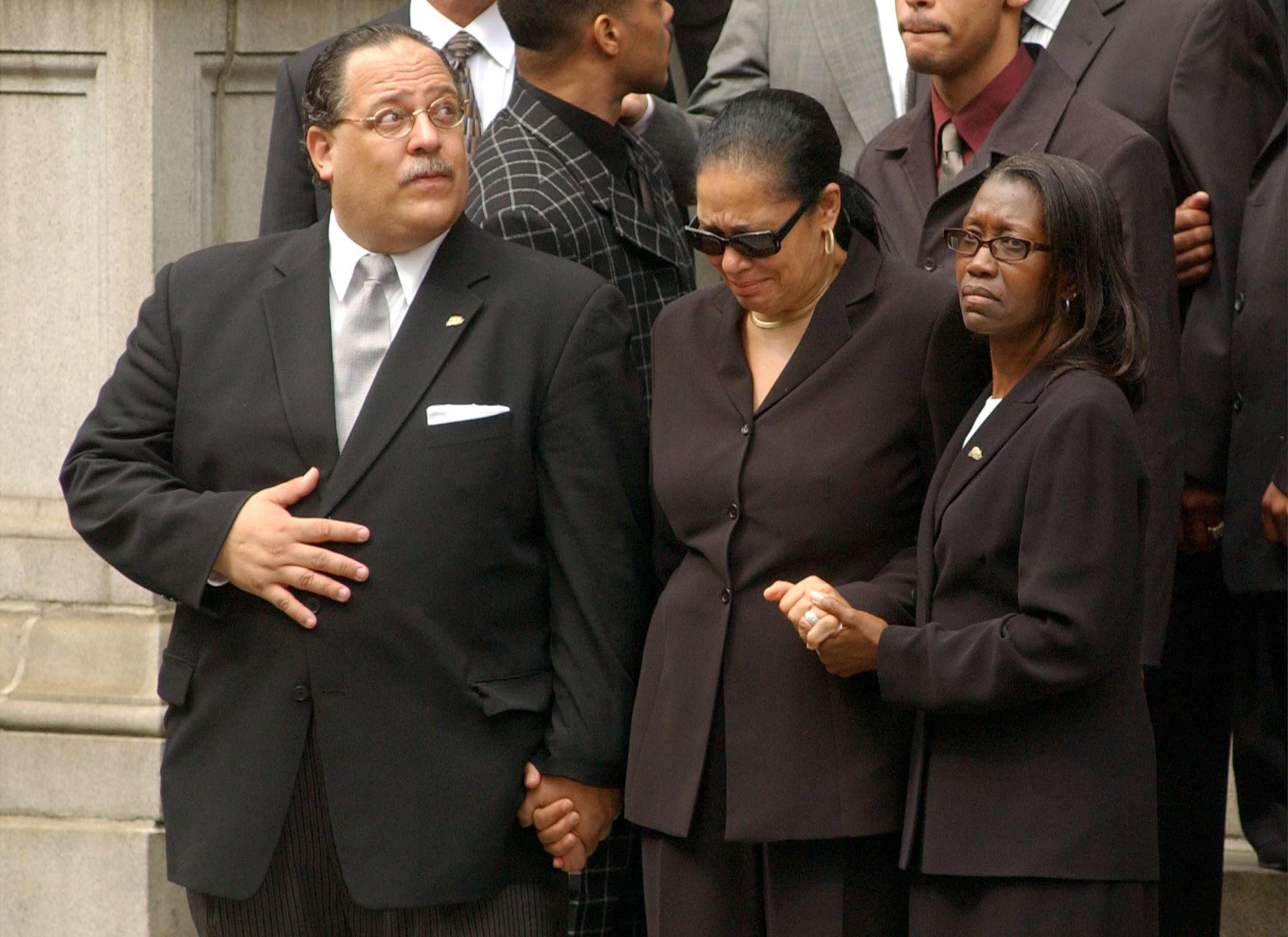 Diane Haughton (no centro da imagem) no funeral de sua filha, a cantora Aaliyah, em 31 de agosto de 2001 (Foto: Getty Images)