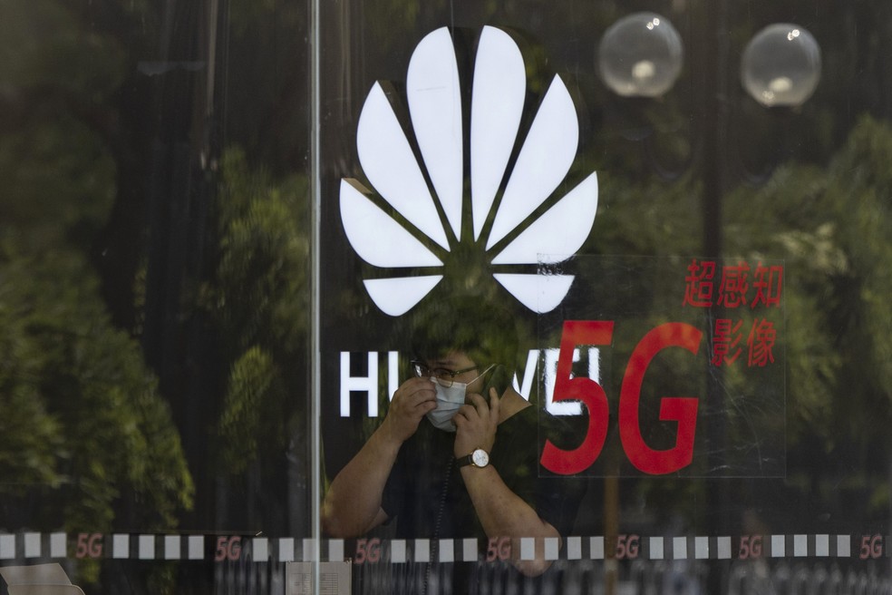 Loja da Huawei em Pequim nesta quarta-feira (15); Reino Unido baniu empresa chinesa de sua rede 5G — Foto: Ng Han Guan/AP