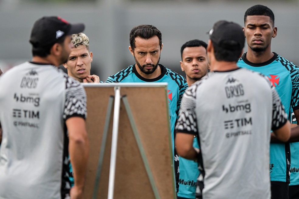 Zé Ricardo passa orientações para os jogadores do Vasco — Foto: Thiago Ribeiro/AGIF