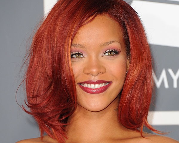 Rihanna com o cabelo vermelho vibrante, que fica superbem em peles morenas (Foto: Getty Images)