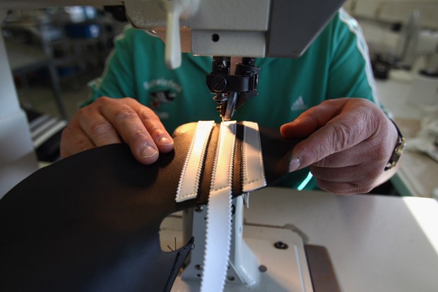 Funcionária trabalha em calçado na fábrica da Adidas na Alemanha (Foto: Alex Grimm/Getty Images)