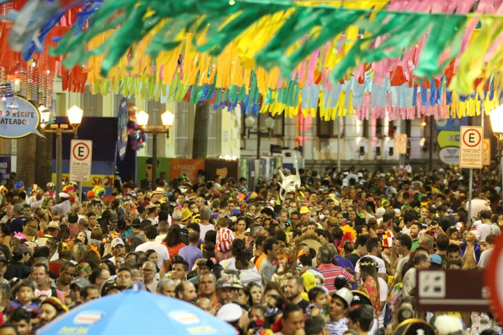 Multidão acompanha shows nos polos do Bairro do Recife, no domingo de carnaval (Foto: Marlon Costa/Pernambuco Press)