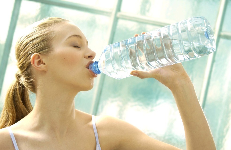 Água é  essencial na eliminação das toxinas do corpo e para hidratação (Foto: Getty Image)
