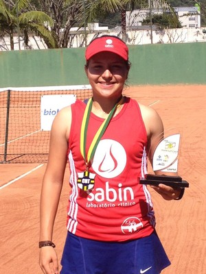 Resultado de imagem para tenista tocantinense gabriela azambuja quer ser a numero 1 Garota nascida em Palmas sonha em ser a número 1 do tênis mundial gabriela azambuja ostentando medalha e trofeu