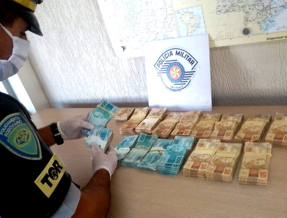 Policiais do TOR encontraram na cabine do caminh&atilde;o o dinheiro com o qual foi pago o transporte de cigarros contrabandeados &mdash; Foto: Pol&iacute;cia Rodovi&aacute;ria/Divulga&ccedil;&atilde;o