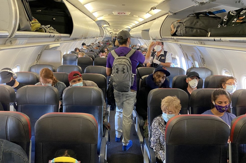 Imagem de passageiros em um voo com origem em Nova York em maio de 2020 — Foto: Eleonore Sens / AFP