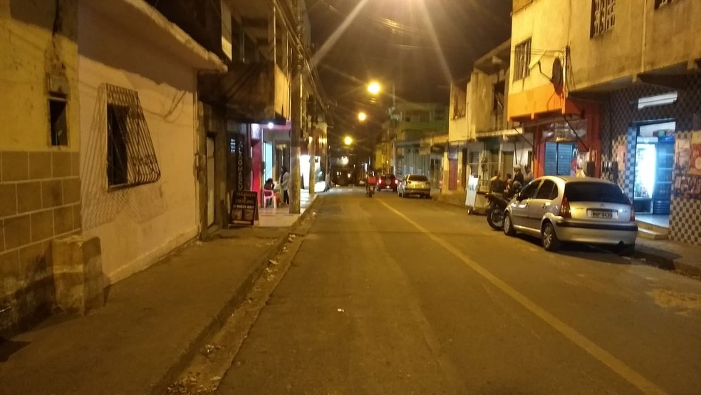 Crime aconteceu na principal rua do bairro — Foto: Tiago Félix/ TV Gazeta