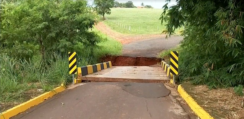 Chuva danifica ponte e deixa moradores de bairro rural de Votuporanga com acesso prejudicado — Foto: Reprodução/TV TEM