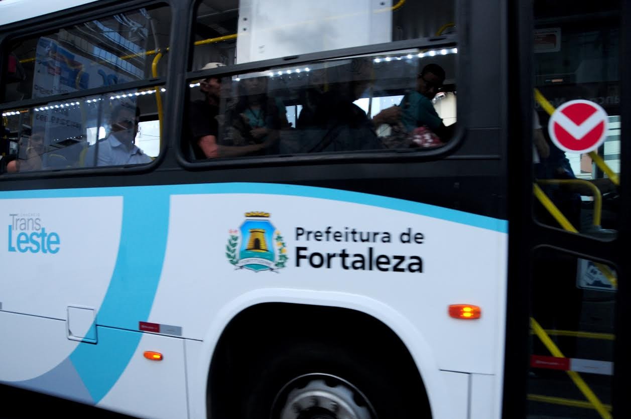 Nova linha de ônibus liga shoppings a terminais de Fortaleza após às 22 horas