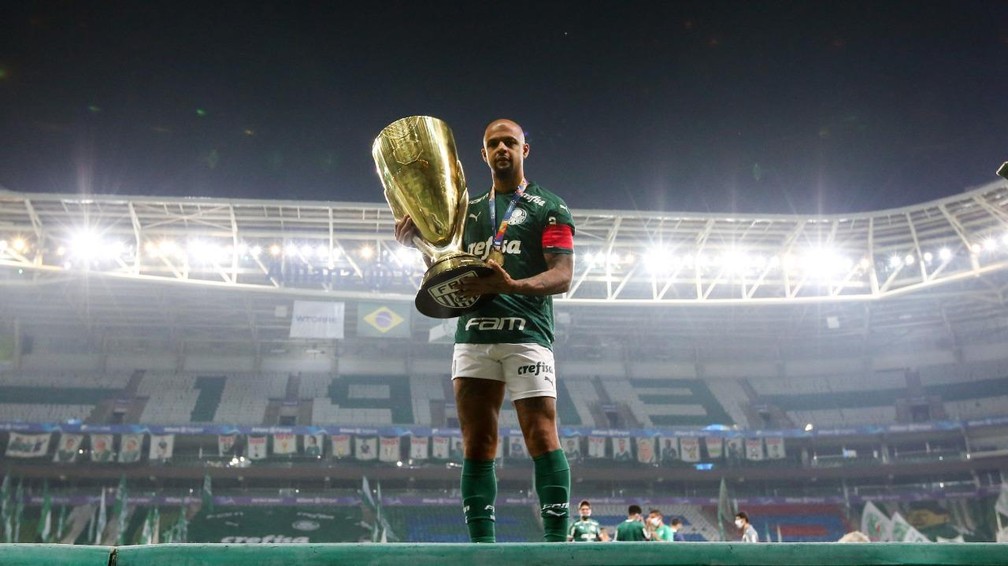 Felipe Melo, do Palmeiras, com a taça de campeão paulista — Foto: Fabio Menotti / Ag. Palmeiras
