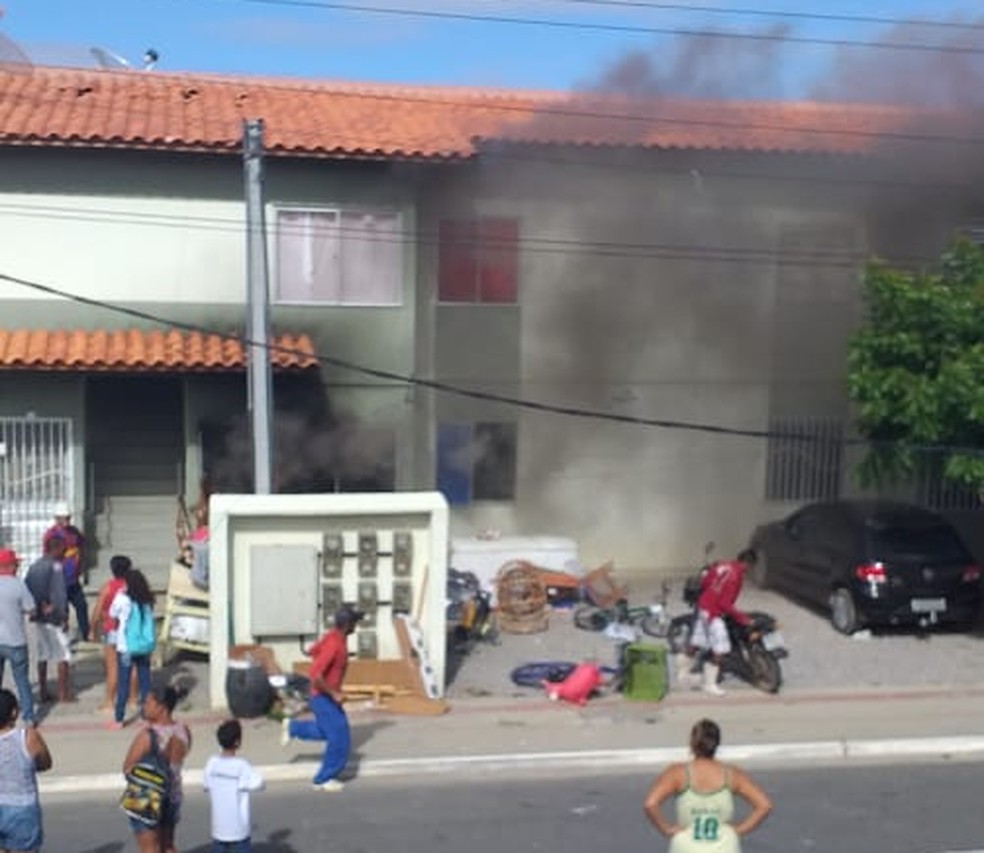 IncÃªndio atinge apartamento no residencial Vivendas em Petrolina. â Foto: KÃ¡tia de Lima