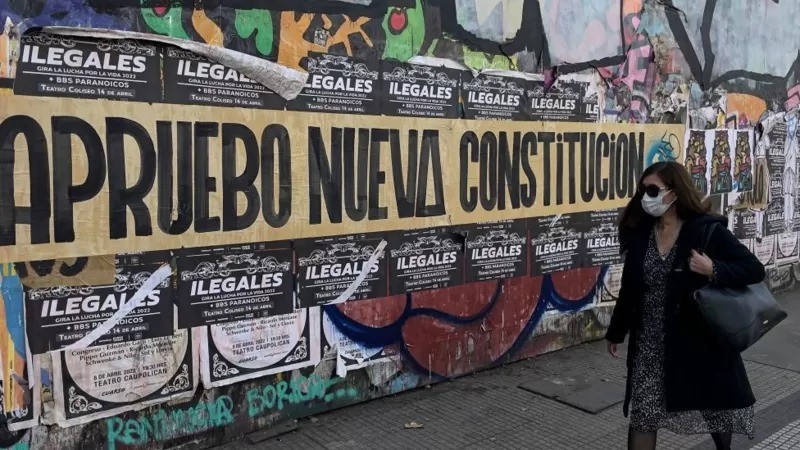 Cartazes em apoio à nova constituição no Chile em ruas de Santiago (Foto: MARTIN BERNETTI via BBC)