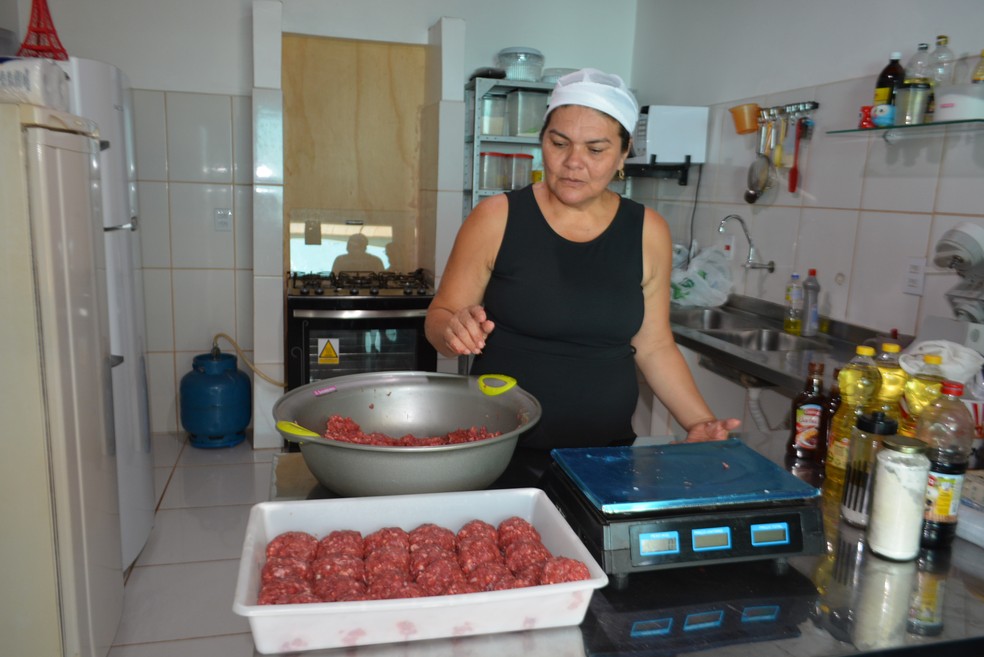 Graciete diz que &eacute; preciso um dia todo para a prepara&ccedil;&atilde;o dos hambugueres que ser&atilde;o vendidos na  Noite do Hamb&uacute;guer (Foto: Jheniffer N&uacute;bia / G1)