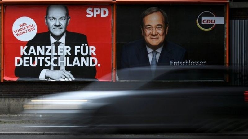 Alemanha vai às urnas neste domingo; social-democrata Olaf Scholz (esq) tem pequena vantagem sobre Armin Laschet, do partido de Merkel (Foto: Reuters via BBC)