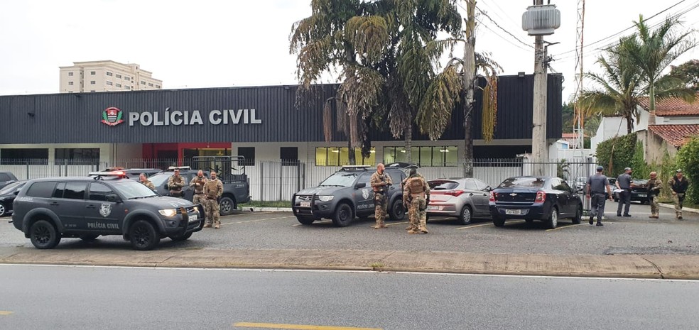 Policiais fazem operação no bairro dos Morros em Votorantim — Foto: Moniele Nogueira/TV TEM
