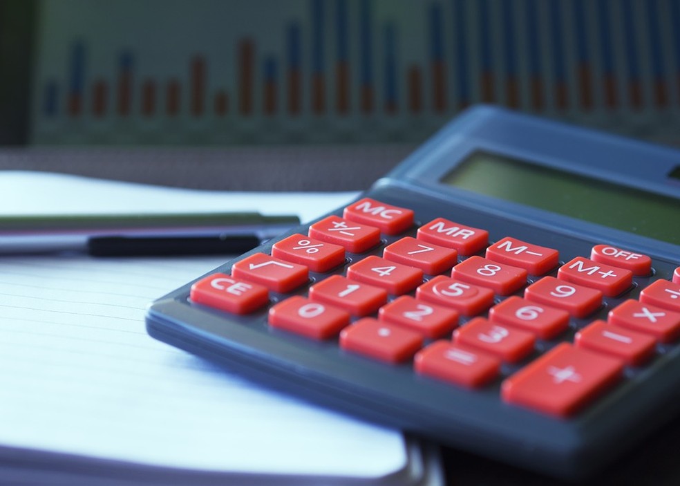 Calculadora sobre uma mesa — Foto: TV Globo / Reprodução