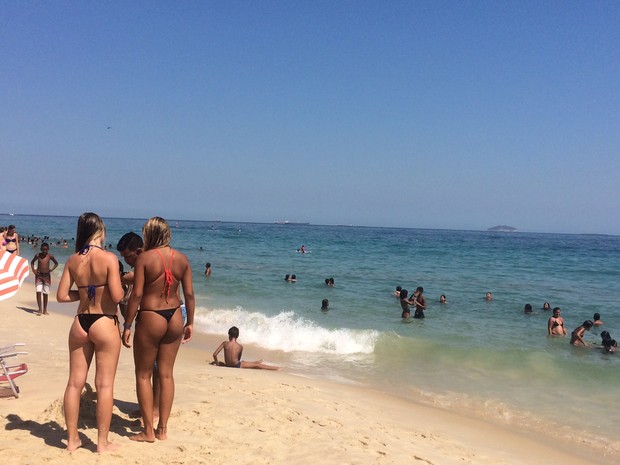 Com sensação térmica de 44ºC, banhistas aproveitaram o dia na Praia do Leblon (Foto: Matheus Rodrigues/G1)