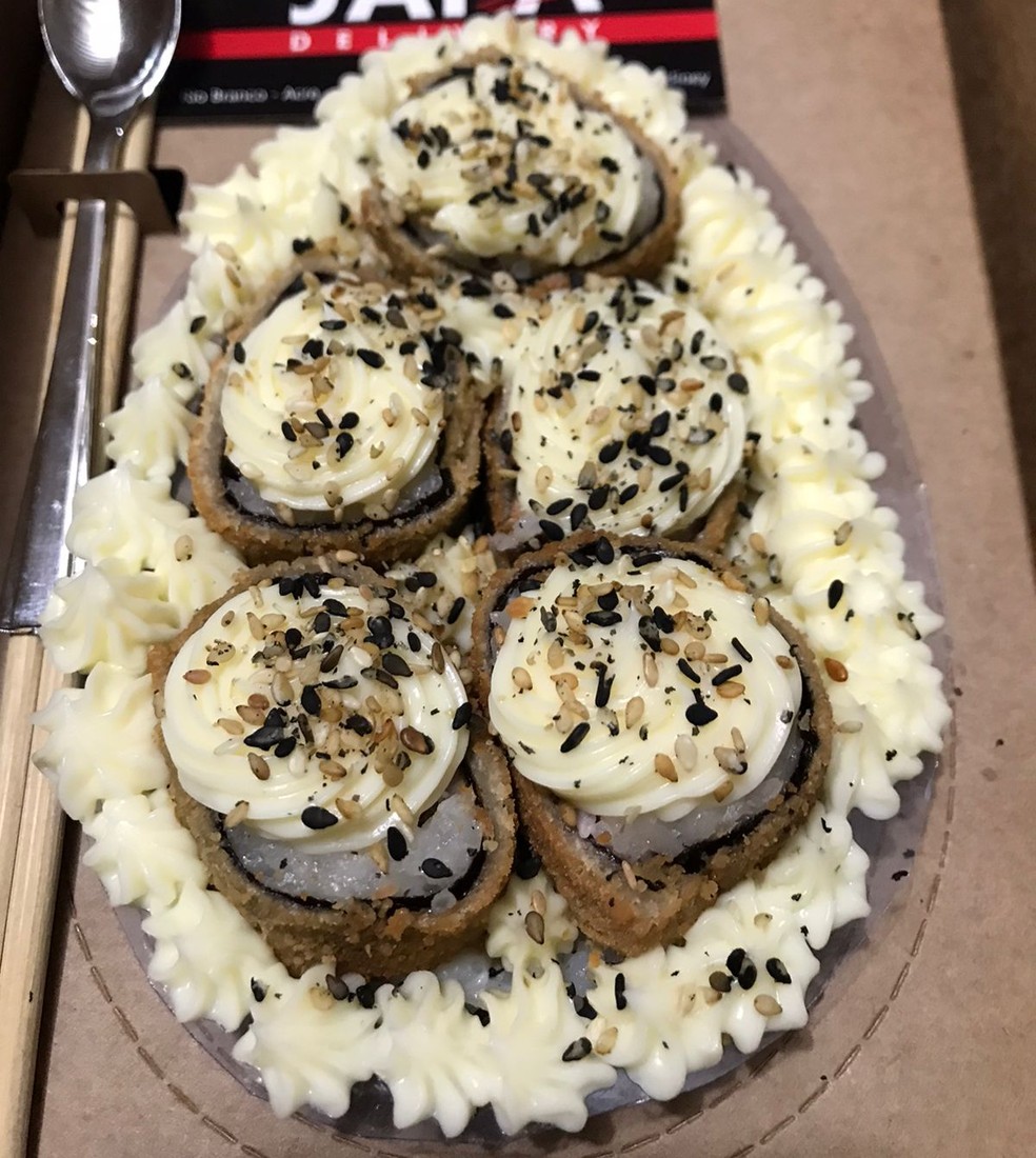 Ao invés de chocolote, o ovo vem recheado de sushi  — Foto: Arquivo pessoal