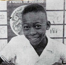 Pelé durante a infância, na escola. — Foto: Reprodução de Sergio Tomisaki