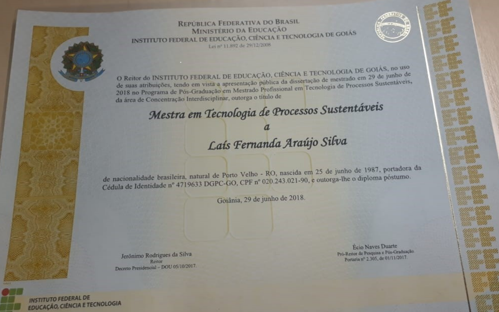 Diploma que confere à advogada Laís Fernanda Araújo Silva, morta em assalto em Goiânia, título póstumo de mestra em tecnologia de processos sustentáveis (Foto: Sílvio Túlio/G1)
