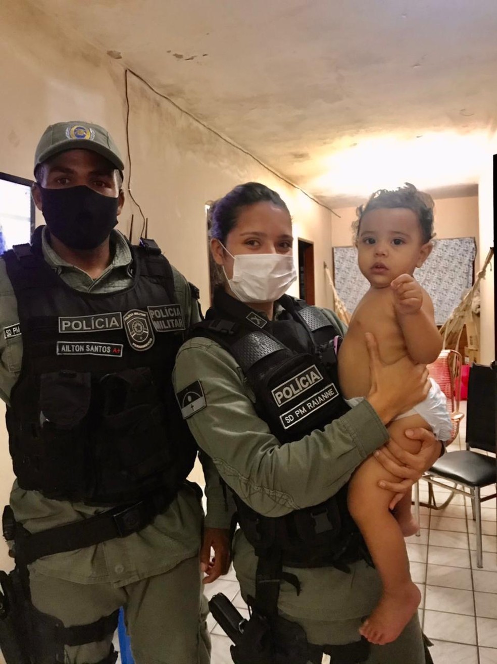 Menina salva por policiais militares — Foto: Polícia Militar/Divulgação
