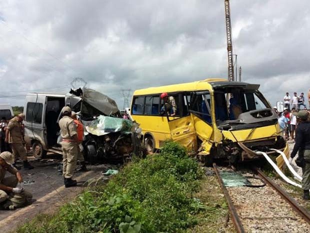 Colisão entre van e microônibus deixou dois mortos (Foto: Divulgação/GTA)