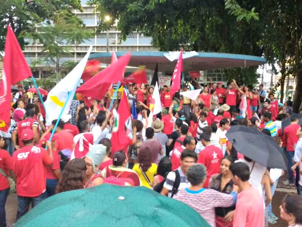 Ato é realizado na Praça Alencastro, no Centro de Cuiabá (Foto: Renê Dióz/ G1)