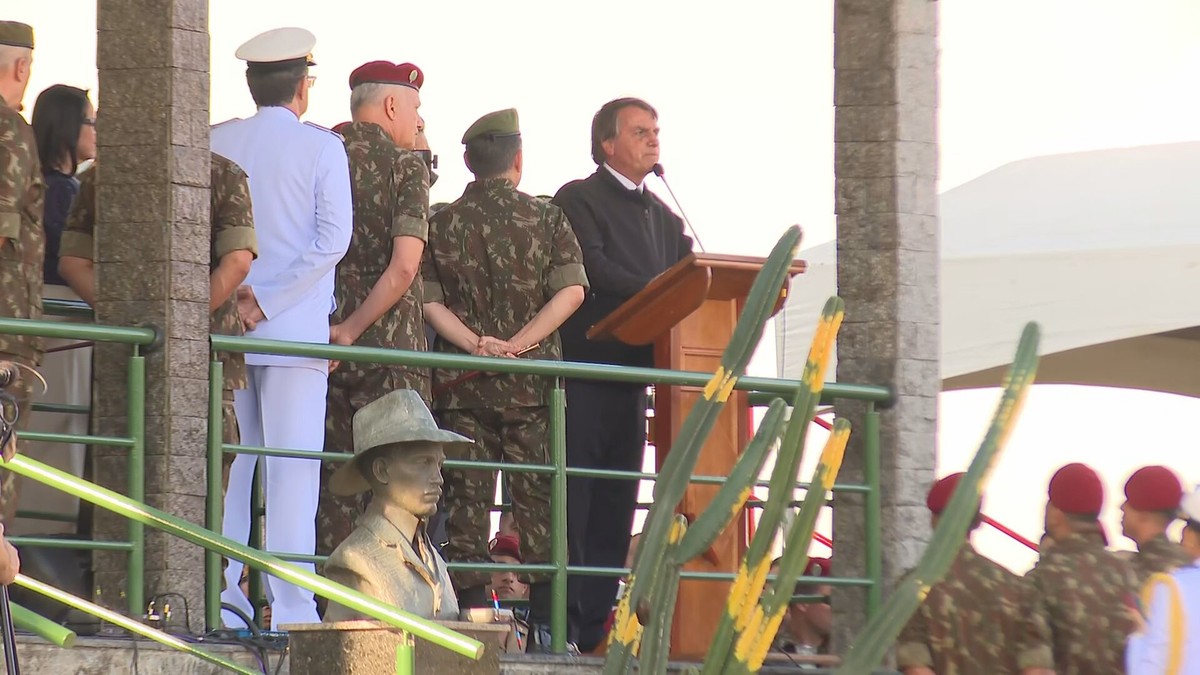 Durante solenidade militar no Rio, Bolsonaro fala em 'entregar' país para um presidente 'bem lá na frente'