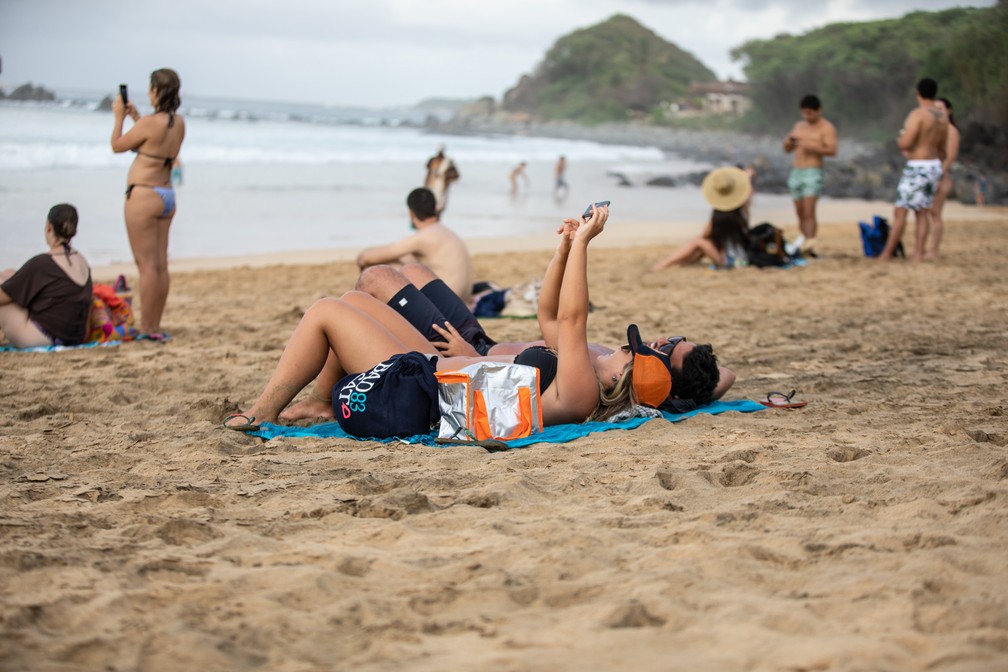 Turistas na Praia da Conceição em Fernando de Noronha: número de visitantes bateu recorde em 2018 — Foto: Fábio Tito/G1