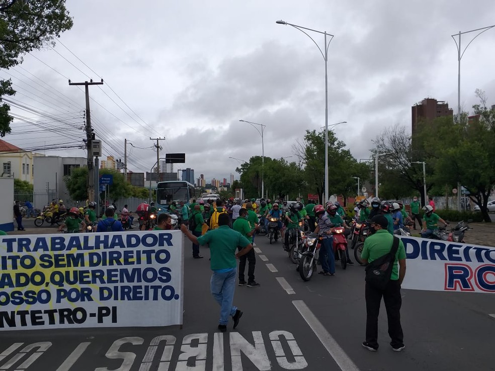 Motoristas e cobradores durante protesto na Avenida Frei Serafim, Centro de Teresina — Foto: Francisco Lima/TV Clube