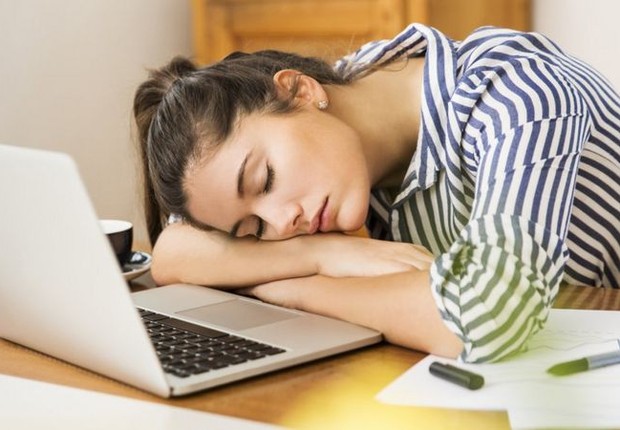 Se você estiver no escritório, também pode encontrar uma maneira de fazer uma pausa e fechar os olhos (Foto: Getty Images via BBC)