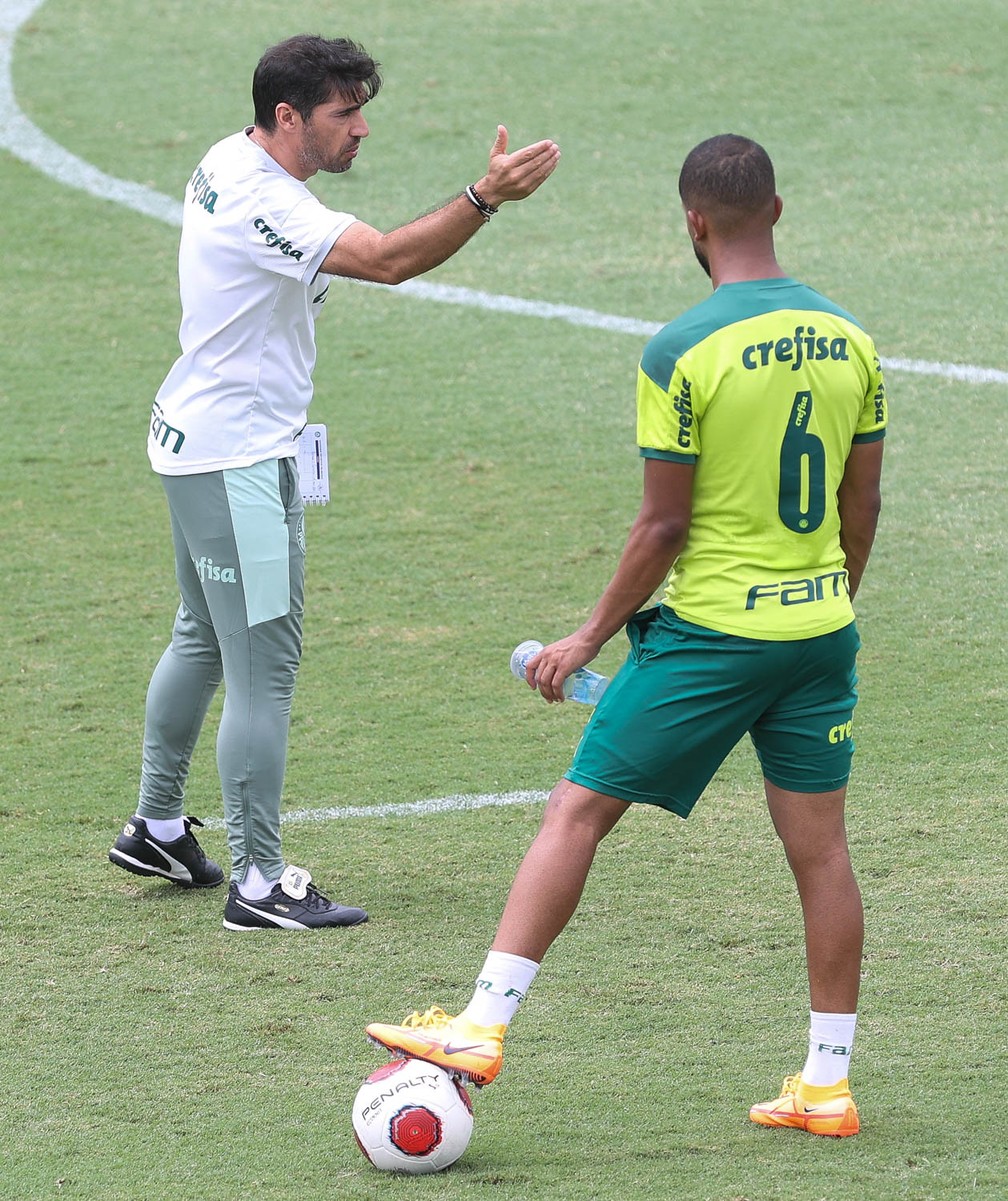 Abel Ferreira conversa com Jorge durante treino do Palmeiras na Academia — Foto: Cesar Greco