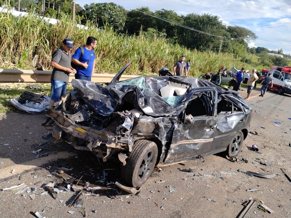 Duas pessoas ficam feridas depois de acidente na SP-340 em Mococa — Foto: Gabriel Delena/Jornal Meio Dia