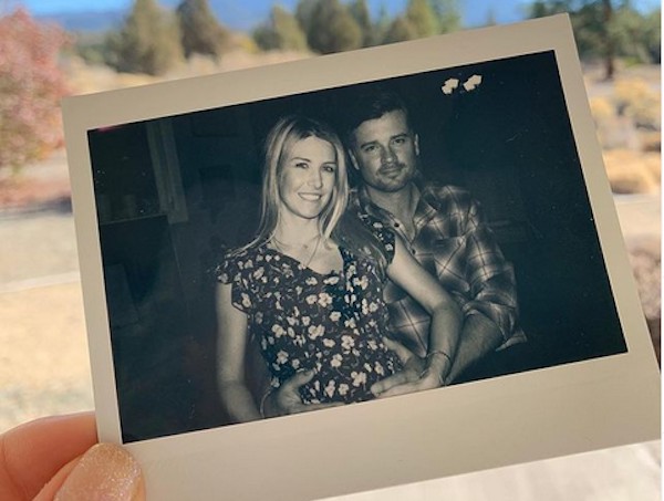 O ator Tom Welling com a esposa (Foto: Instagram)