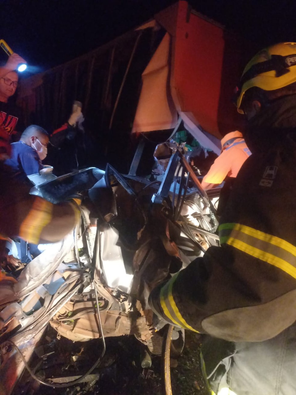 Carreta tomba na BR-267, atinge carros e mata três pessoas próximo a Baependi — Foto: Corpo de Bombeiros