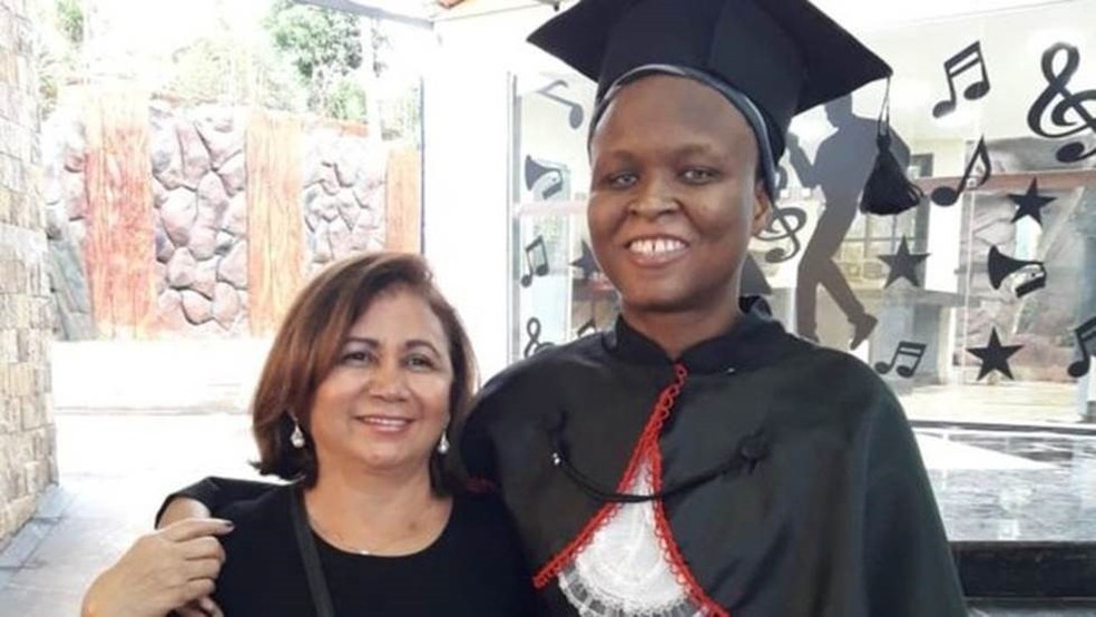 Nadine com sua 'mãe' brasileira, Loide Wanderley, na formatura da faculdade de Direito, onde ganhou bolsa integral — Foto: Arquivo pessoal