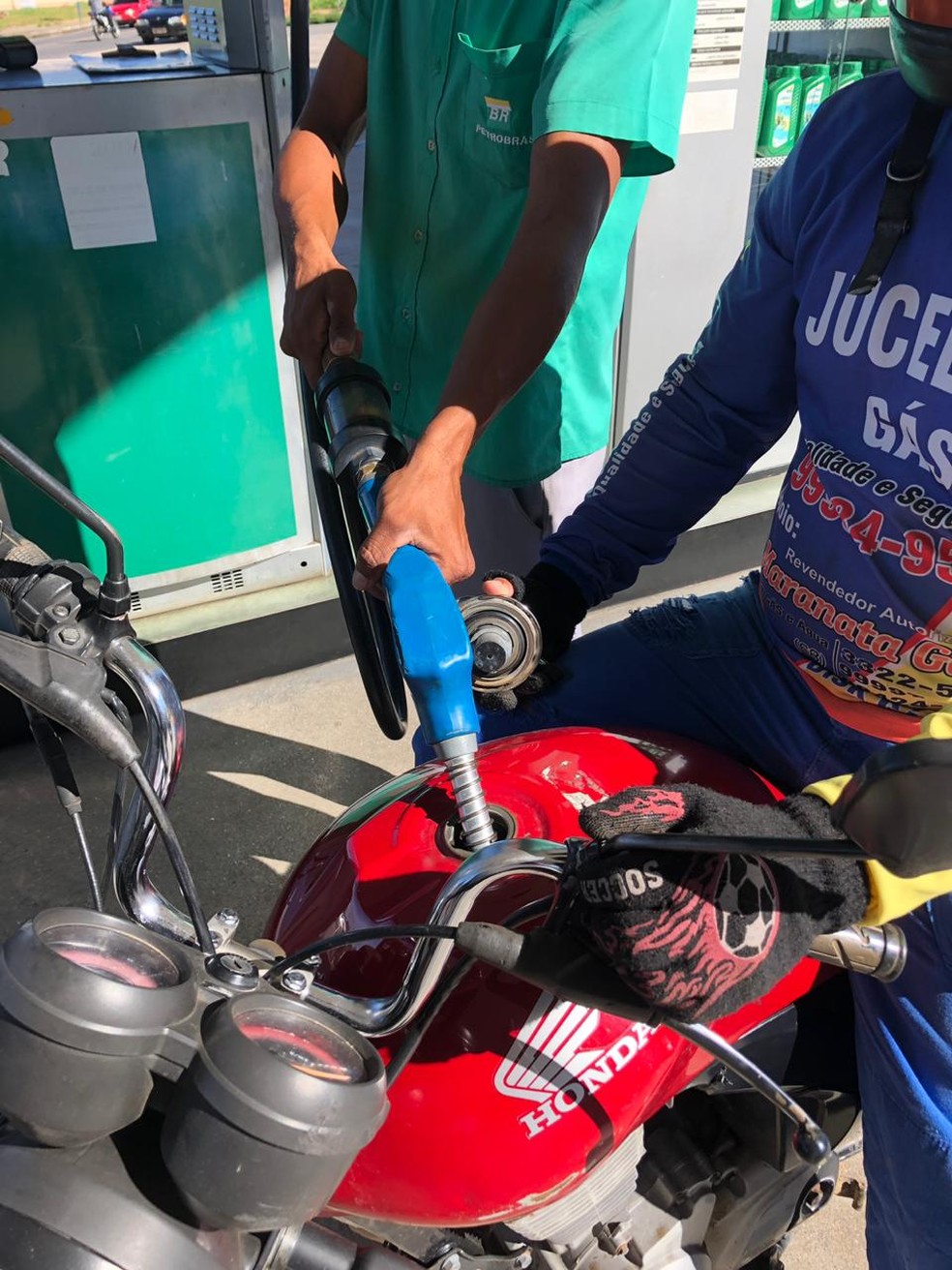 Consumidores reclama de alto preço do combustível em Cruzeiro do Sul  — Foto: Mazinho Rogério/G1