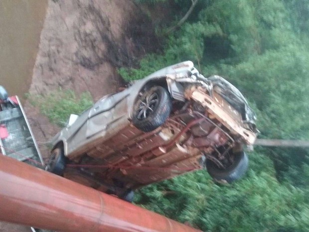 Mulher perdeu o controle do veículo e caiu com carro dentro de córrego (Foto: Reprodução Internet)