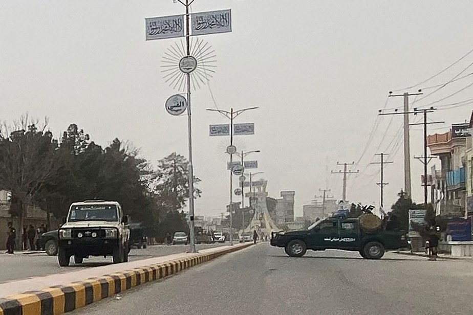 Equipe de segurança do Talibã (à direita) bloqueia uma estrada em Mazar-i-Sharif em 9 de março de 2023, após uma explosão no gabinete do governador talibã da província de Balkh, no Afeganistão, que matou Mohammad Dawood Muzammil